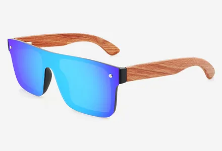 Lunettes de soleil à verres bleus avec branches en bois sur fond blanc