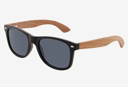 Gafas de sol de montura negra con patillas de madera sobre fondo blanco